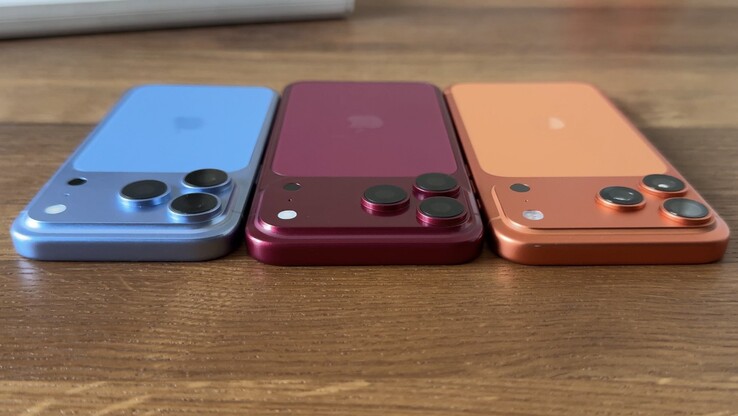 Bij een directe vergelijking tussen een iPhone 18 Pro Max-dummy en de iPhone 17 Pro Max valt de dikkere cameramodule op.
