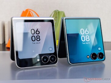 Galaxy Z Flip 7 FE (L) en Flip 7 (R) naast elkaar ((bron: Notebookcheck)