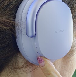 De over-ear-hoofdtelefoon van Vivo is dankzij de fysieke knoppen betrouwbaar te bedienen