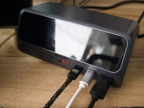Het scherm van het MOKiN USB-C-dockingstation trekt vingerafdrukken en schitteringen aan