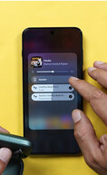 De Dual Audio-functie van OnePlus in de praktijk: twee paar draadloze oordopjes zijn tegelijkertijd aangesloten en de functie voor gezamenlijk luisteren is ingeschakeld.