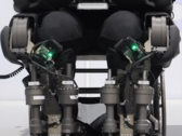 De WalkOn F1 is een next-gen exoskelet dat gebruikers kunnen aantrekken en zonder hulp kunnen lopen, wat de onafhankelijkheid voor gebruikers met een dwarslaesie vergroot (Afbeelding Bron: Exoskeleton lab @KAIST - Bewerkt)