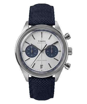 Timex Marlin Jet Chronograph TW2Y89900 met een zilverwitte, concave wijzerplaat, marineblauwe chronograafsubwijzerplaten, datumvenster op 6 uur en een marineblauwe stoffen band.
