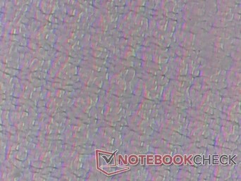 Dikke touchscreen overlay zorgt ervoor dat de subpixels eronder waziger en korreliger zijn dan op de meeste andere tablets en laptops