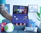 Russ van Retro Game Corps houdt de Retroid Pocket Flip 2 handheld spelconsole in paars vast, met op het scherm een Sega Genesis emulatorinterface. (Afbeelding bron: Retro Game Corps op YouTube)