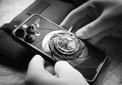 Caviar combineert een Apple iPhone met een Omega Seamaster. (Afbeeldingsbron: Caviar)
