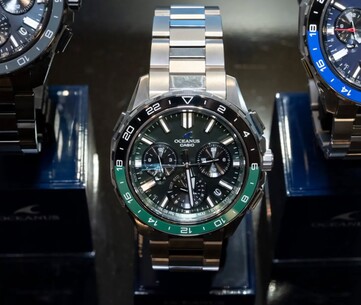 Het groene Casio Oceanus OCW-P3000-horloge, afgebeeld vanaf de voorkant, met een groene en zwarte wijzerplaat en een tweekleurige keramische lunette.