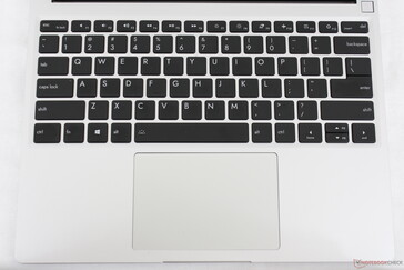 De lay-out lijkt sterk op die van de Surface Laptop-serie, maar heeft een aan/uit-knop in de rechterbovenhoek die met een vingerafdruk kan worden bediend. De fn-toets mist een LED-lampje