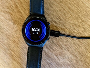 De Xiaomi Watch S1 laadt draadloos op via de Qi-standaard.