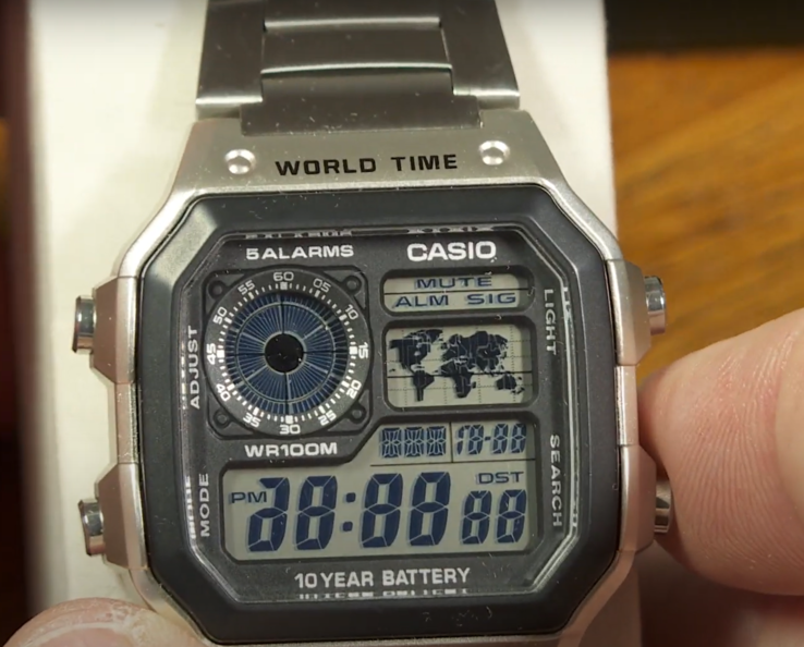 De horloges uit de Casio AE1200-serie hebben een diagnosemodus die wordt ingeschakeld als u beide knoppen links en rechtsonder tegelijk indrukt. (Afbeeldingsbron: Greg Anderson - The Good Timekeeper via YouTube)