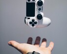 Hoewel de DualSense 2 van de PS6 wellicht de vorm van de hier afgebeelde originele DualSense zal behouden, zou Sony mogelijk nieuwe capacitieve bedieningselementen aan het testen zijn.