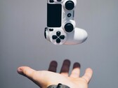 Hoewel de DualSense 2 van de PS6 wellicht de vorm van de hier afgebeelde originele DualSense zal behouden, zou Sony mogelijk nieuwe capacitieve bedieningselementen aan het testen zijn.