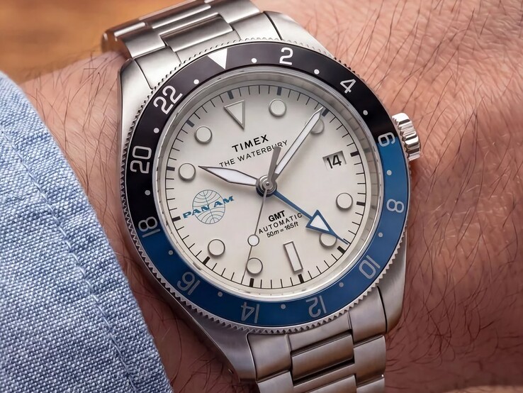 Timex Pan Am Waterbury Automatic GMT-horloge, afgebeeld om de pols
