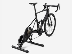 De Van Rysel Interactive Turbo Trainer D100 heeft een maximaal vermogen van 600W. (Afbeelding bron: Decathlon)