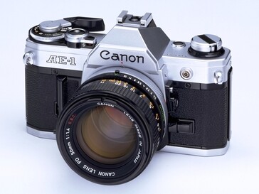 De Canon AE-1 is een lichtere 35 mm SLR-camera uit het midden van de jaren 1970 met een lichtere constructie en een elektronisch helpend handje. (Afbeelding bron: Canon Camera Museum)
