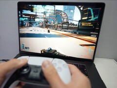 Een persoon die Cyberpunk 2077 speelt op een MacBook met een DualSense-controller, om de eigen gameprestaties op macOS te laten zien. (Afbeeldingsbron: Andrew Tsai / YouTube)