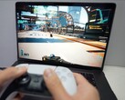 Een persoon die Cyberpunk 2077 speelt op een MacBook met een DualSense-controller, om de eigen gameprestaties op macOS te laten zien. (Afbeeldingsbron: Andrew Tsai / YouTube)