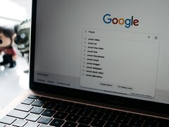 Laptop met een geopend browservenster en de startpagina van Google op het scherm