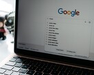 Laptop met een geopend browservenster en de startpagina van Google op het scherm