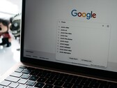 Laptop met een geopend browservenster en de startpagina van Google op het scherm
