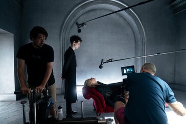 Op de set bereidt Tom Sturridge (Dream) zich tussen de opnames door voor op nog een emotioneel geladen scène in een stemmige, gotische omgeving.