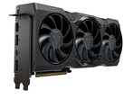 AMD Radeon grafische kaart met drievoudige ventilatorkoeling en meerdere weergave-uitgangen waaronder HDMI, DisplayPort en USB-C (Afbeelding bron: Notebookcheck)