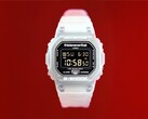 Casio G-Shock DW-5600TNT-7 x thisisneverthat-horloge met een doorschijnende behuizing en band van kunsthars tegen een rode achtergrond.