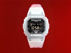 Casio G-Shock DW-5600TNT-7 x thisisneverthat-horloge met een doorschijnende behuizing en band van kunsthars tegen een rode achtergrond.
