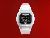 Casio G-Shock DW-5600TNT-7 x thisisneverthat-horloge met een doorschijnende behuizing en band van kunsthars tegen een rode achtergrond.