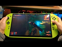 Close-up van een doe-het-zelf RTX 4090-aangedreven handheld gaming-pc waarop Cyberpunk 2077 draait. (Afbeeldingsbron: NITTRX op YouTube)