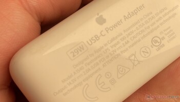 Nauwelijks leesbaar: Apple's 29 watt adapter kan geen 9 volt aan. (Foto: Andreas Sebayang/Notebookcheck.com)