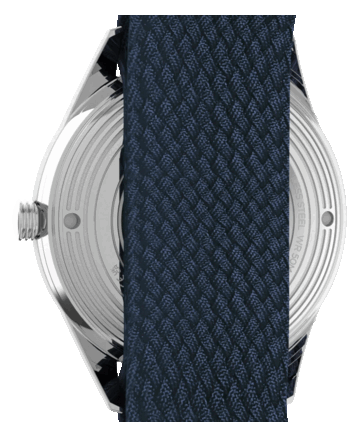 Achterzijde van de Peanuts x Timex Marlin Jet Automatic met een doorzichtige achterkant die het automatische uurwerk laat zien en een blauwe, dubbellaagse stoffen band.