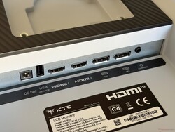 Aansluitingen: Voedingsingang, USB 2.0 (alleen voor firmware-updates), 2x HDMI 2.0, 2x DisplayPort 1.4, 3,5 mm audio-aansluiting