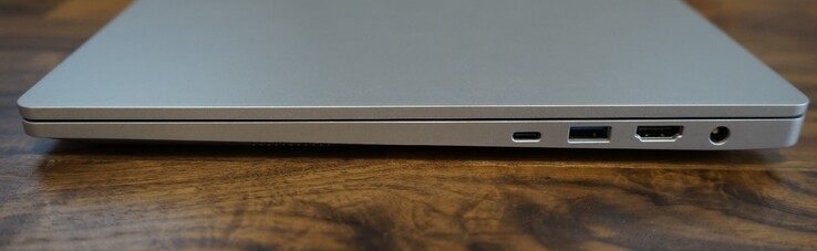 Thunderbolt 4, USB A 3.2 Gen 1, HDMI 2.0b, oplaadpoort