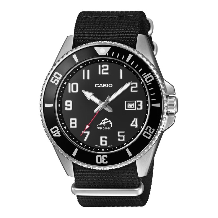 Casio Duro MDV106C-1AV duikhorloge met een zwarte wijzerplaat, opvallende Arabische cijfers, zwarte unidirectionele lunette, roestvrijstalen kast en zwarte stoffen band.