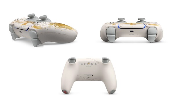 De DualSense Wireless Controller Ghost of Yotei Limited Edition heeft een geborsteld ontwerp aan de voorkant en bladmarkeringen aan de achterkant. (Afbeeldingsbron: PlayStation)
