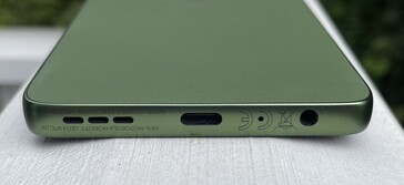 Onder: luidsprekers, USB-C 2.0, microfoon, 3,5 mm audio-aansluiting
