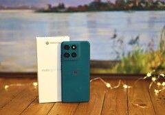 De Motorola Moto G57 Power trekt de aandacht met zijn kunstlederen achterkant in Pantone-kleuren.