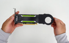 YouTuber met de Nvidia Tesla P4 kaart in de hand