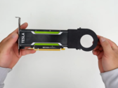 YouTuber met de Nvidia Tesla P4 kaart in de hand