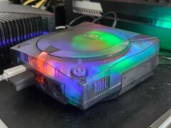 Een foto van een gemodificeerde SEGA Dreamcast met een doorschijnende behuizing in werking