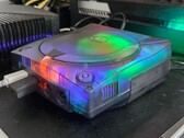 Een foto van een gemodificeerde SEGA Dreamcast met een doorschijnende behuizing in werking