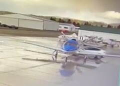 De zogeheten &quot;Smart Summon&quot;-bètafunctie zorgde ervoor dat een Tesla Model Y tegen de achterkant van een straaljager botste die op een vliegveld geparkeerd stond (Afbeelding: Smiteme)