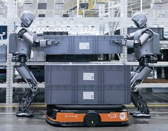 Twee humanoïde robots aan het werk op een fabrieksvloer (Afbeelding bron: UBTech)