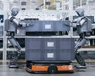 Twee humanoïde robots aan het werk op een fabrieksvloer (Afbeelding bron: UBTech)