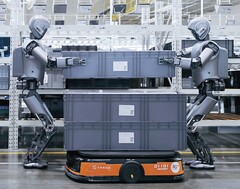 Twee humanoïde robots aan het werk op een fabrieksvloer (Afbeelding bron: UBTech)