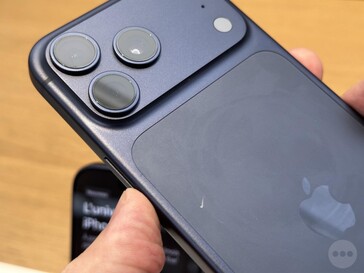Diepblauwe iPhone 17 Pro met krassen op de achterkant vanuit verschillende hoeken. (Afbeeldingsbron: Consomac)