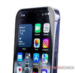De iPhone 15 Pro zal er anders uitzien dan het huidige model, op de foto, maar niet radicaal. (Afbeelding bron: Notebookcheck)