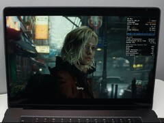 Alt-tekst: Resident Evil Requiem draait op M3 Max MacBook Pro via CrossOver 26 met framegeneratie ingeschakeld.