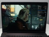 Alt-tekst: Resident Evil Requiem draait op M3 Max MacBook Pro via CrossOver 26 met framegeneratie ingeschakeld.